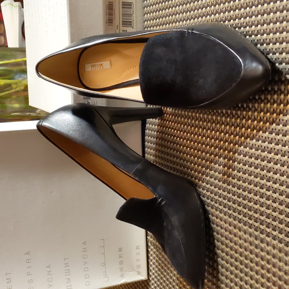 Geox Caroline Black suede pumps